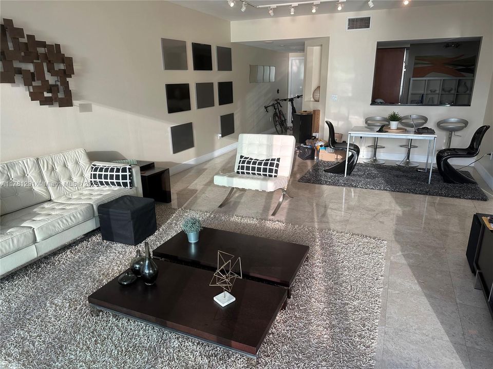 Recently Rented: $4,900 (1 beds, 1 baths, 1135 Square Feet)