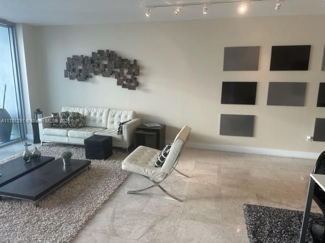 Recently Rented: $4,900 (1 beds, 1 baths, 1135 Square Feet)