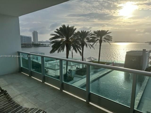 Recently Rented: $4,900 (1 beds, 1 baths, 1135 Square Feet)