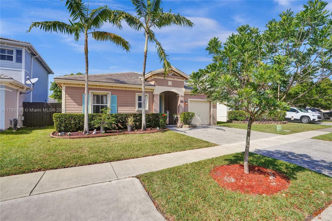 Recently Sold: $480,000 (3 beds, 2 baths, 1678 Square Feet)