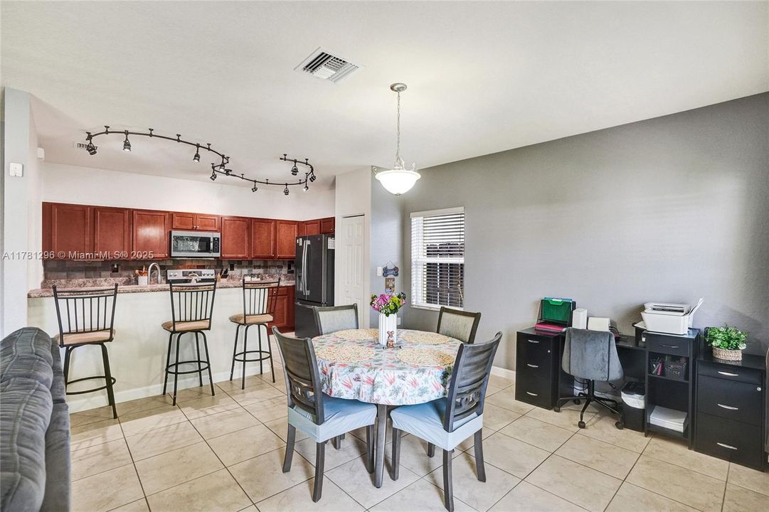 Recently Sold: $480,000 (3 beds, 2 baths, 1678 Square Feet)