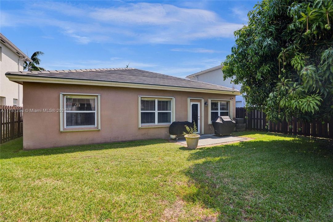 Recently Sold: $480,000 (3 beds, 2 baths, 1678 Square Feet)