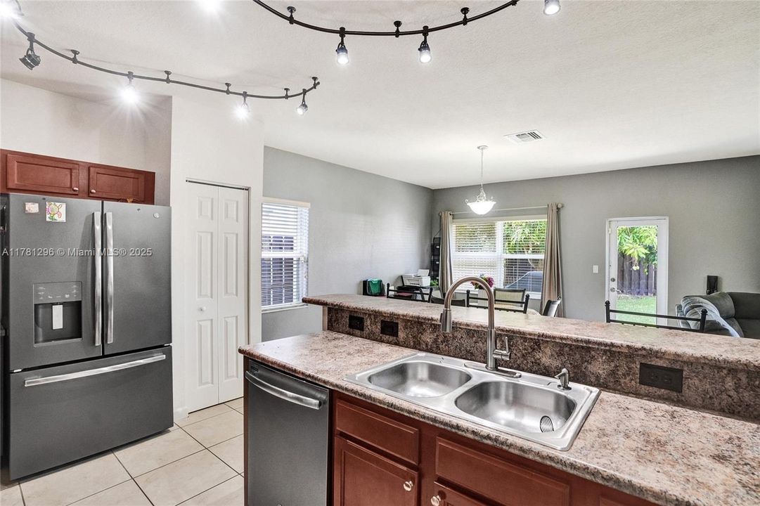 Recently Sold: $480,000 (3 beds, 2 baths, 1678 Square Feet)