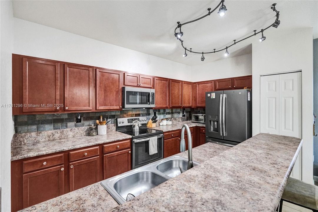 Recently Sold: $480,000 (3 beds, 2 baths, 1678 Square Feet)