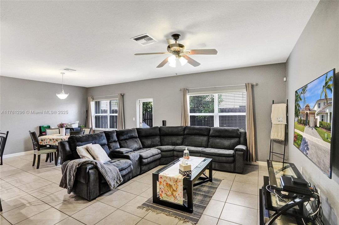 Recently Sold: $480,000 (3 beds, 2 baths, 1678 Square Feet)