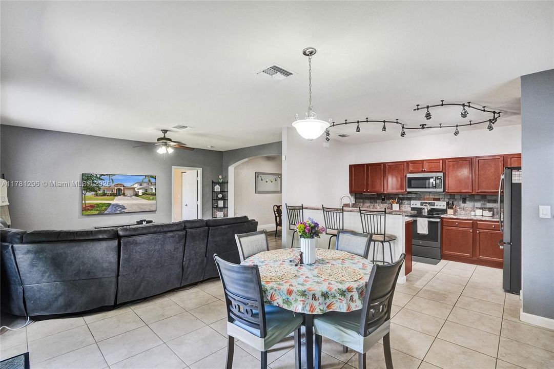 Recently Sold: $480,000 (3 beds, 2 baths, 1678 Square Feet)