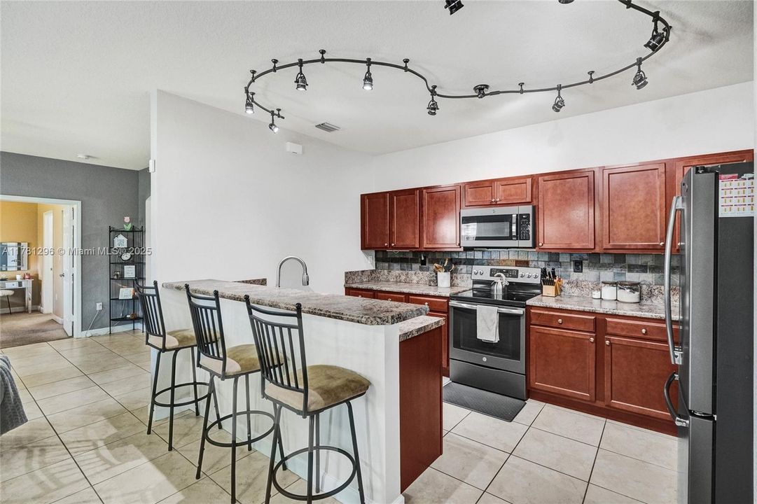 Recently Sold: $480,000 (3 beds, 2 baths, 1678 Square Feet)