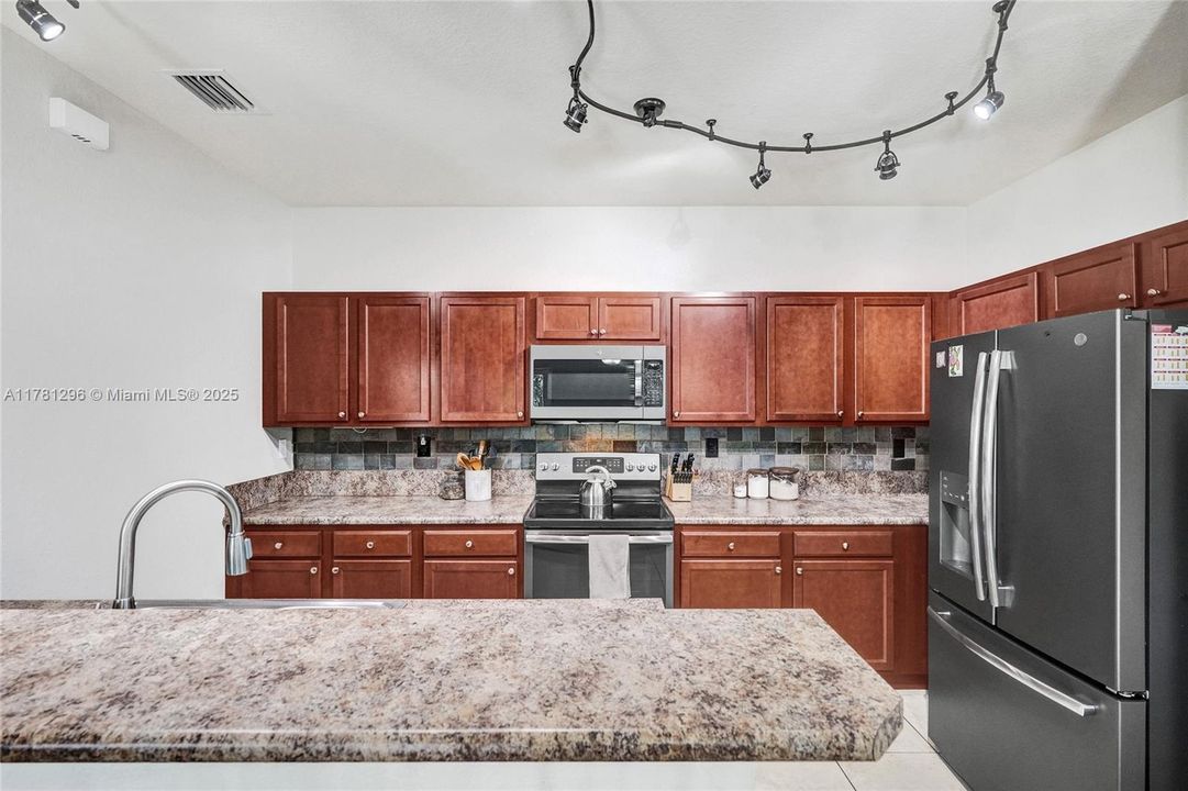 Recently Sold: $480,000 (3 beds, 2 baths, 1678 Square Feet)