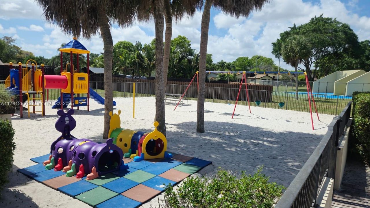 Active With Contract: $399,900 (3 beds, 3 baths, 1340 Square Feet)