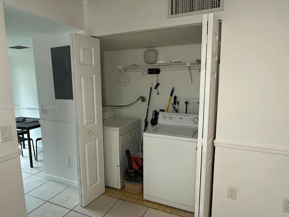 Active With Contract: $399,900 (3 beds, 3 baths, 1340 Square Feet)