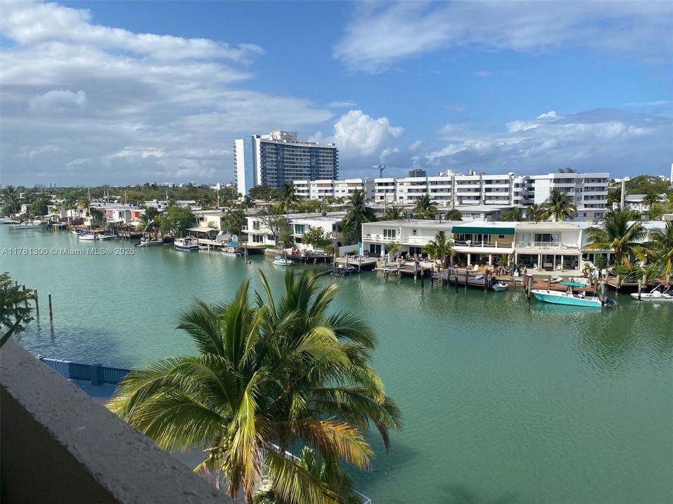 For Sale: $450,000 (2 beds, 2 baths, 1101 Square Feet)