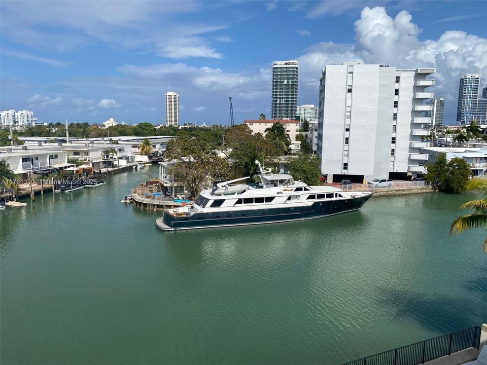 For Sale: $450,000 (2 beds, 2 baths, 1101 Square Feet)