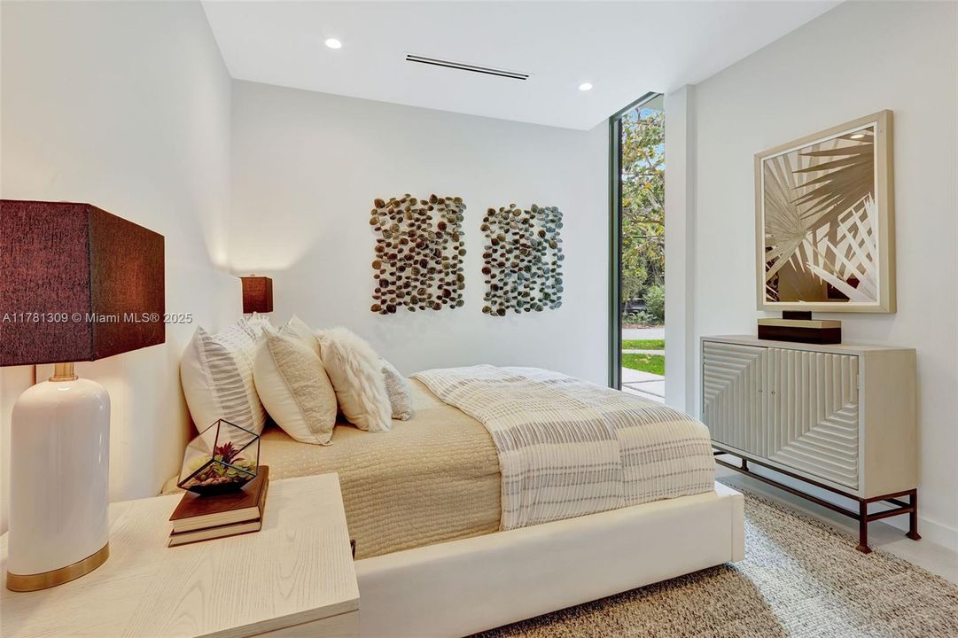 Recently Sold: $4,149,000 (5 beds, 6 baths, 4228 Square Feet)