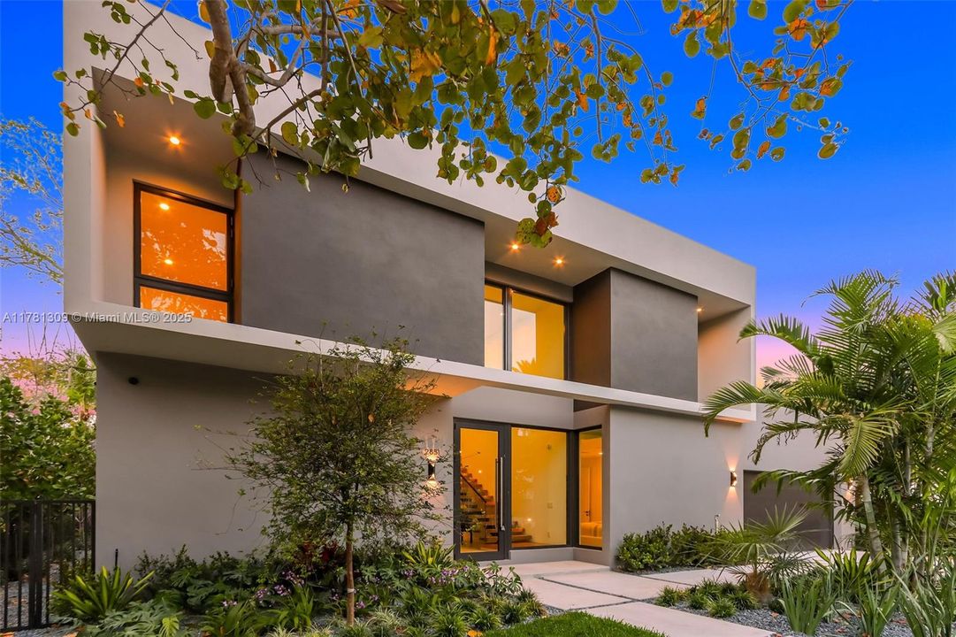 Recently Sold: $4,149,000 (5 beds, 6 baths, 4228 Square Feet)