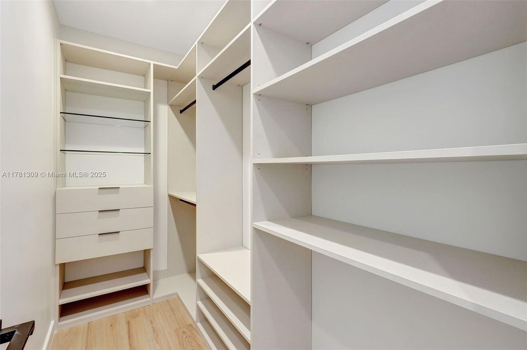 Recently Sold: $4,149,000 (5 beds, 6 baths, 4228 Square Feet)