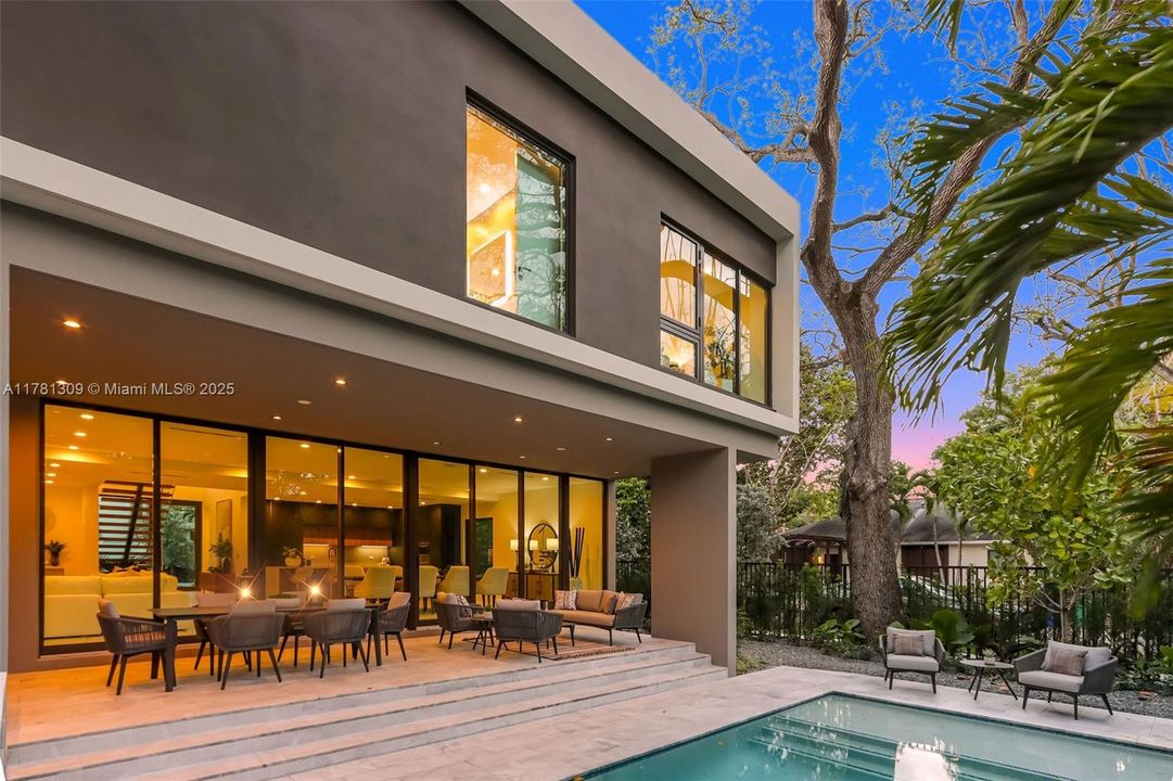 Recently Sold: $4,149,000 (5 beds, 6 baths, 4228 Square Feet)