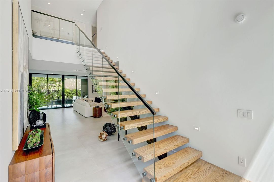 Recently Sold: $4,149,000 (5 beds, 6 baths, 4228 Square Feet)