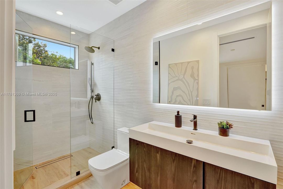 Recently Sold: $4,149,000 (5 beds, 6 baths, 4228 Square Feet)