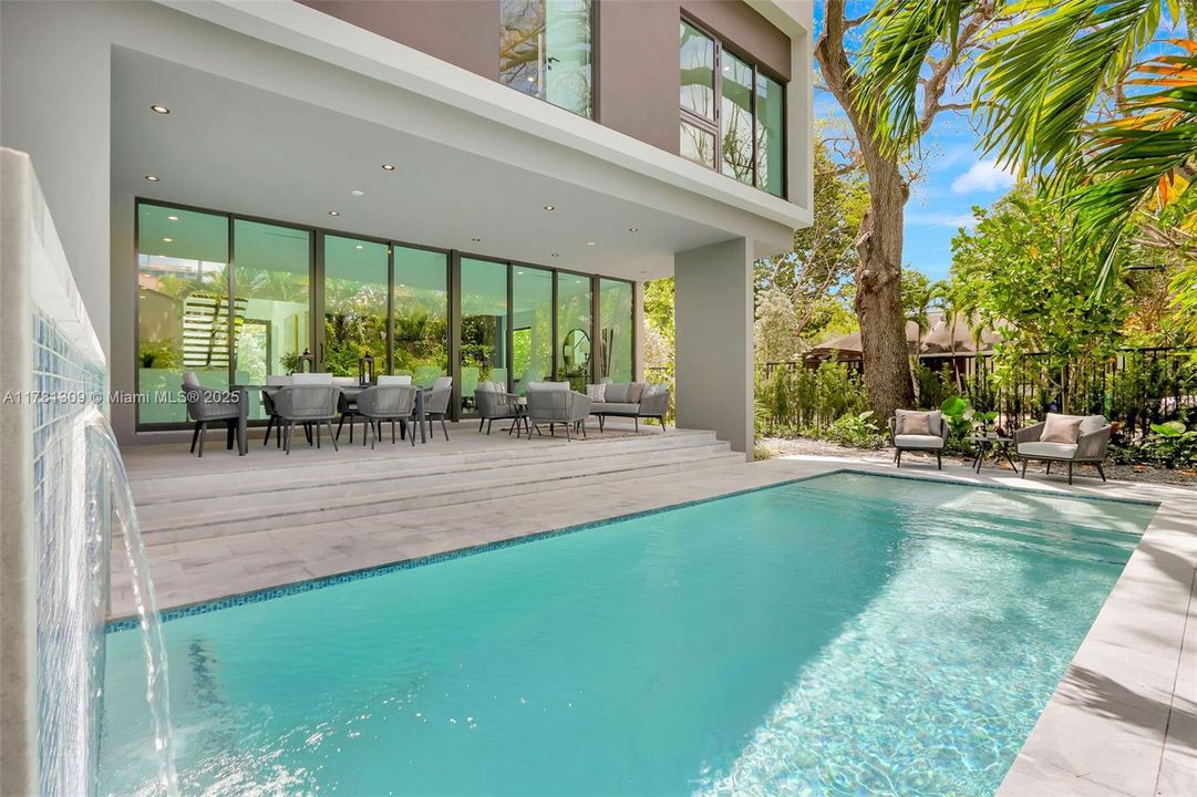 Recently Sold: $4,149,000 (5 beds, 6 baths, 4228 Square Feet)