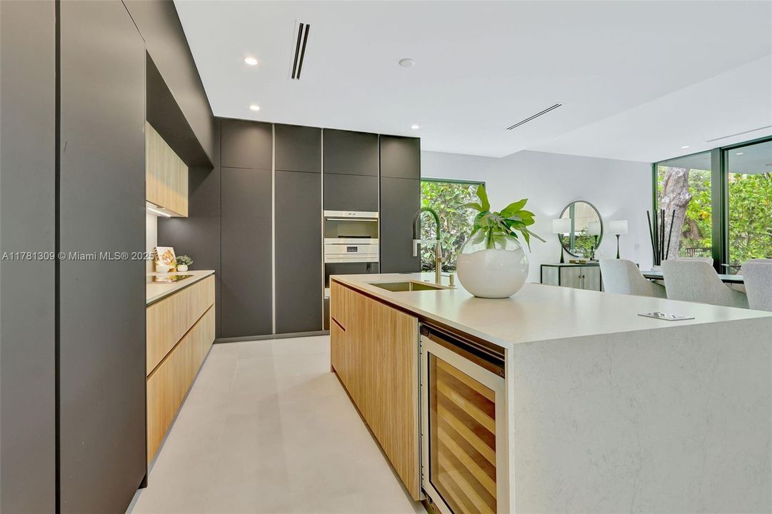 Recently Sold: $4,149,000 (5 beds, 6 baths, 4228 Square Feet)