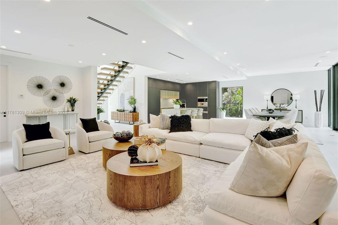 Recently Sold: $4,149,000 (5 beds, 6 baths, 4228 Square Feet)