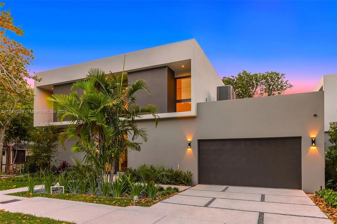 Recently Sold: $4,149,000 (5 beds, 6 baths, 4228 Square Feet)