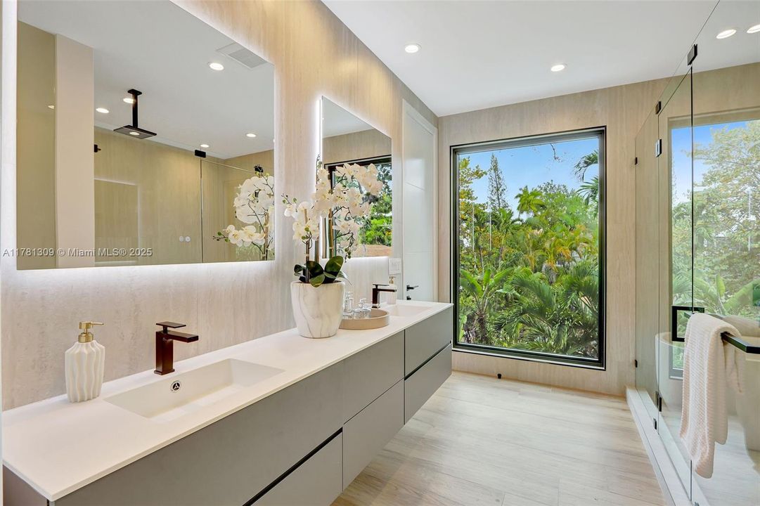 Recently Sold: $4,149,000 (5 beds, 6 baths, 4228 Square Feet)