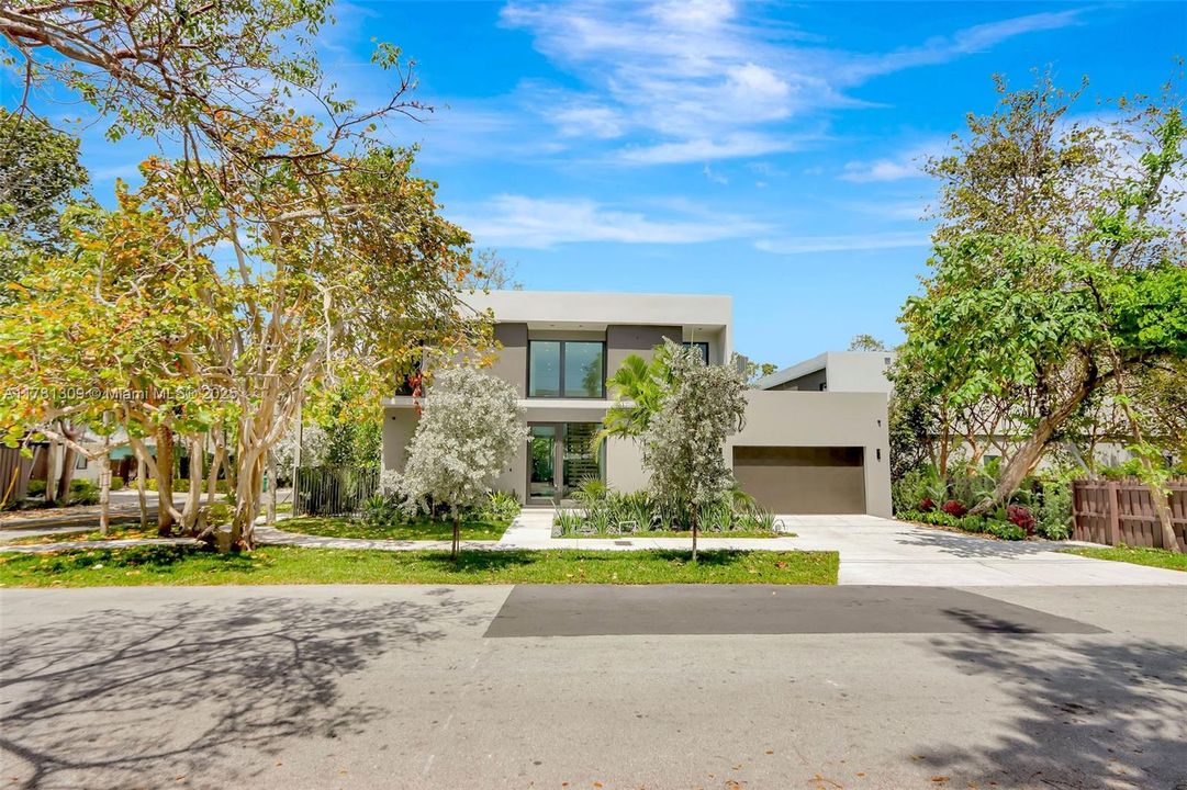 Recently Sold: $4,149,000 (5 beds, 6 baths, 4228 Square Feet)