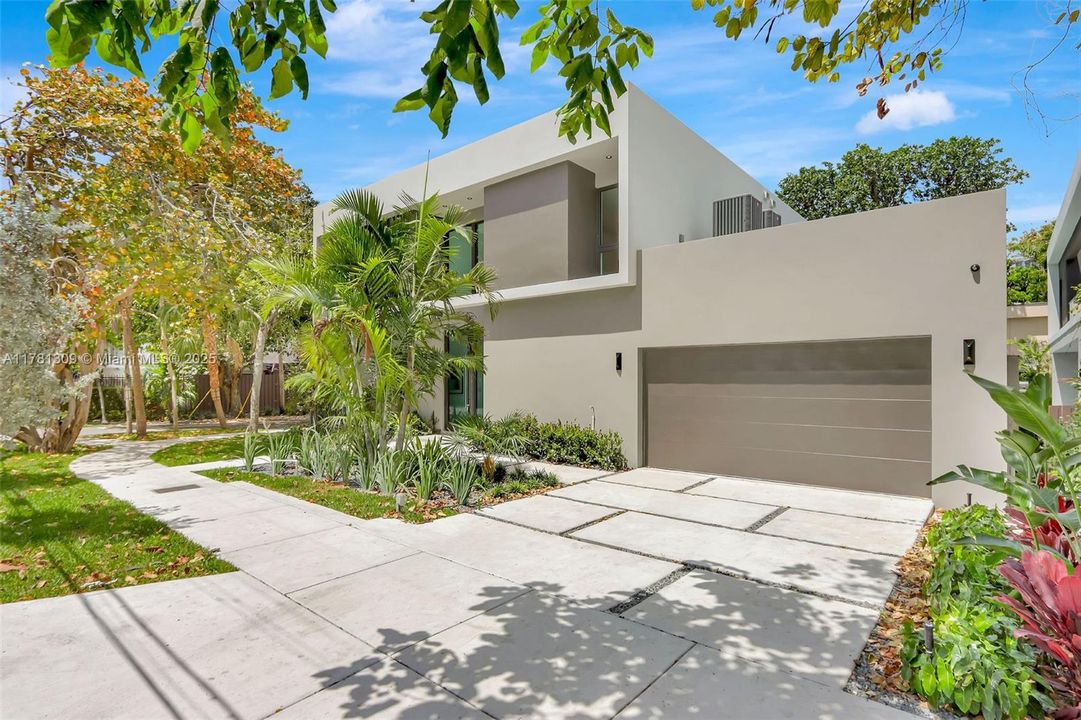 Recently Sold: $4,149,000 (5 beds, 6 baths, 4228 Square Feet)