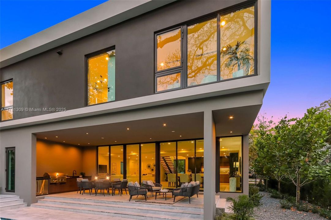 Recently Sold: $4,149,000 (5 beds, 6 baths, 4228 Square Feet)