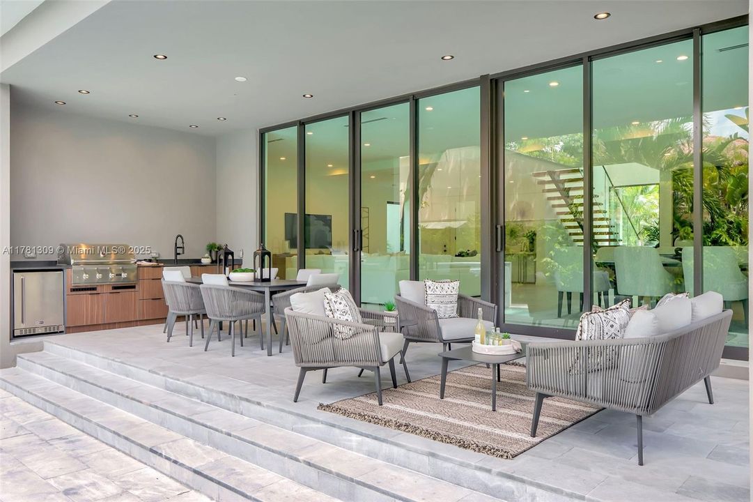 Recently Sold: $4,149,000 (5 beds, 6 baths, 4228 Square Feet)