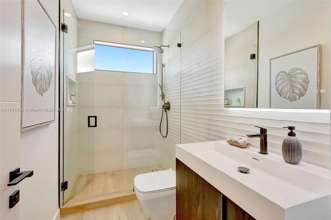 Recently Sold: $4,149,000 (5 beds, 6 baths, 4228 Square Feet)