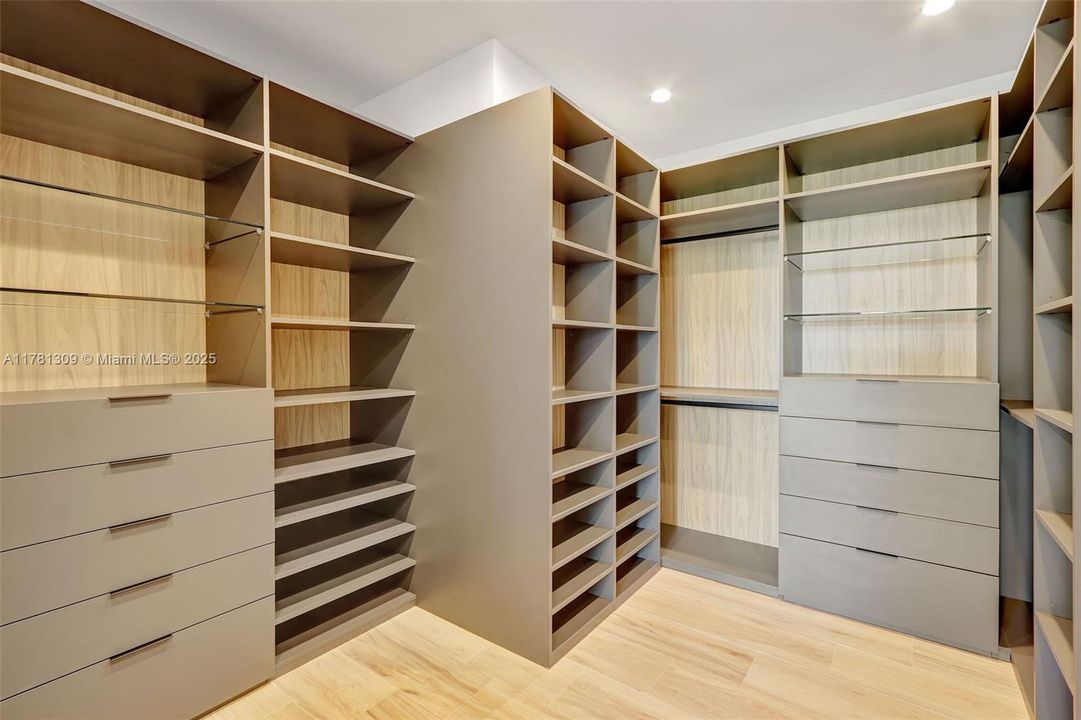 Recently Sold: $4,149,000 (5 beds, 6 baths, 4228 Square Feet)