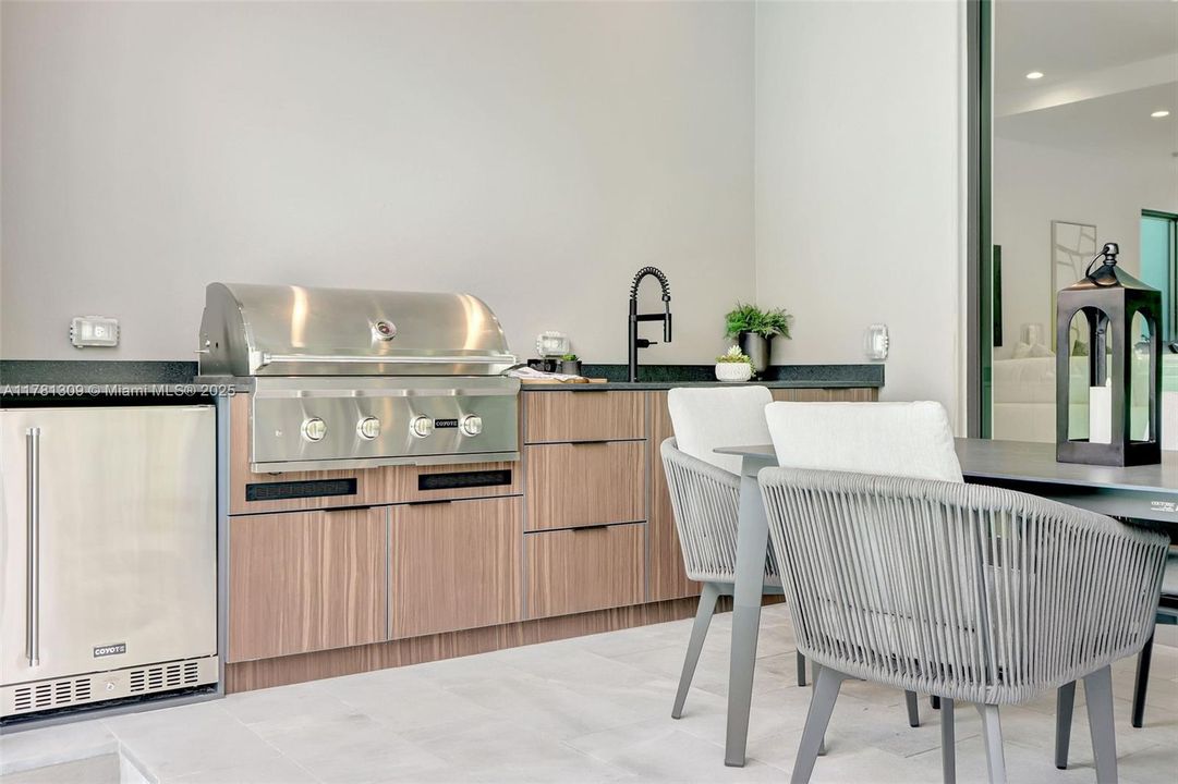 Recently Sold: $4,149,000 (5 beds, 6 baths, 4228 Square Feet)