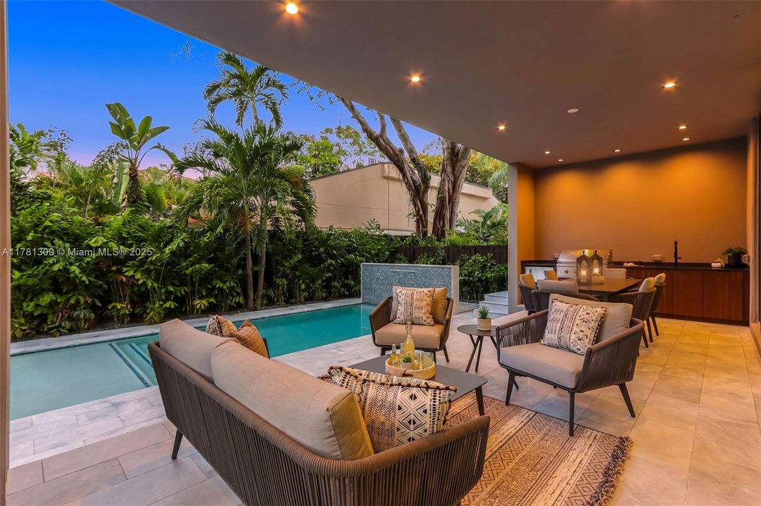 Recently Sold: $4,149,000 (5 beds, 6 baths, 4228 Square Feet)