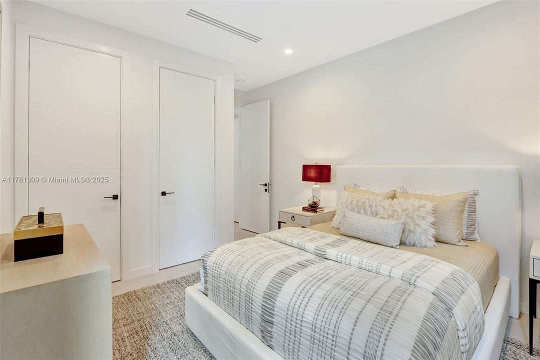 Recently Sold: $4,149,000 (5 beds, 6 baths, 4228 Square Feet)