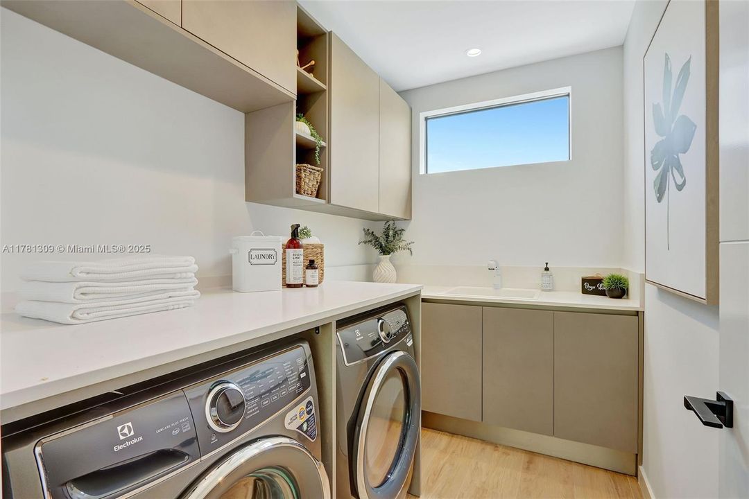 Recently Sold: $4,149,000 (5 beds, 6 baths, 4228 Square Feet)