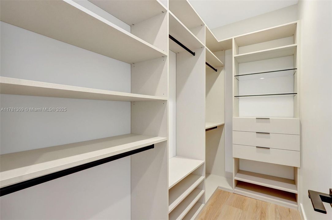 Recently Sold: $4,149,000 (5 beds, 6 baths, 4228 Square Feet)