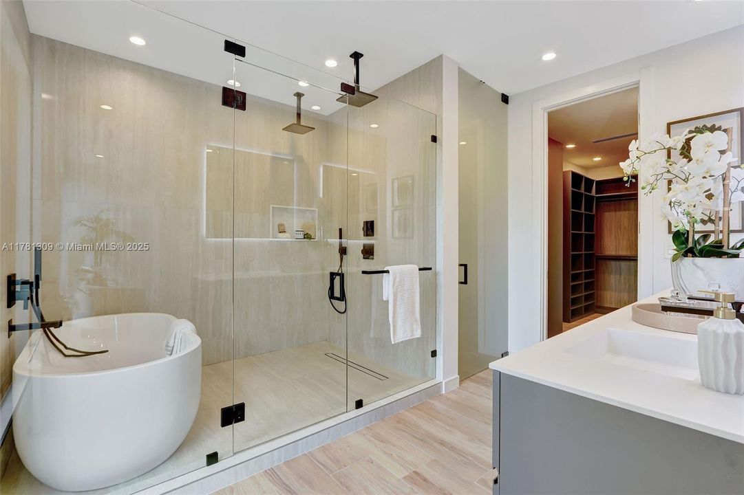 Recently Sold: $4,149,000 (5 beds, 6 baths, 4228 Square Feet)