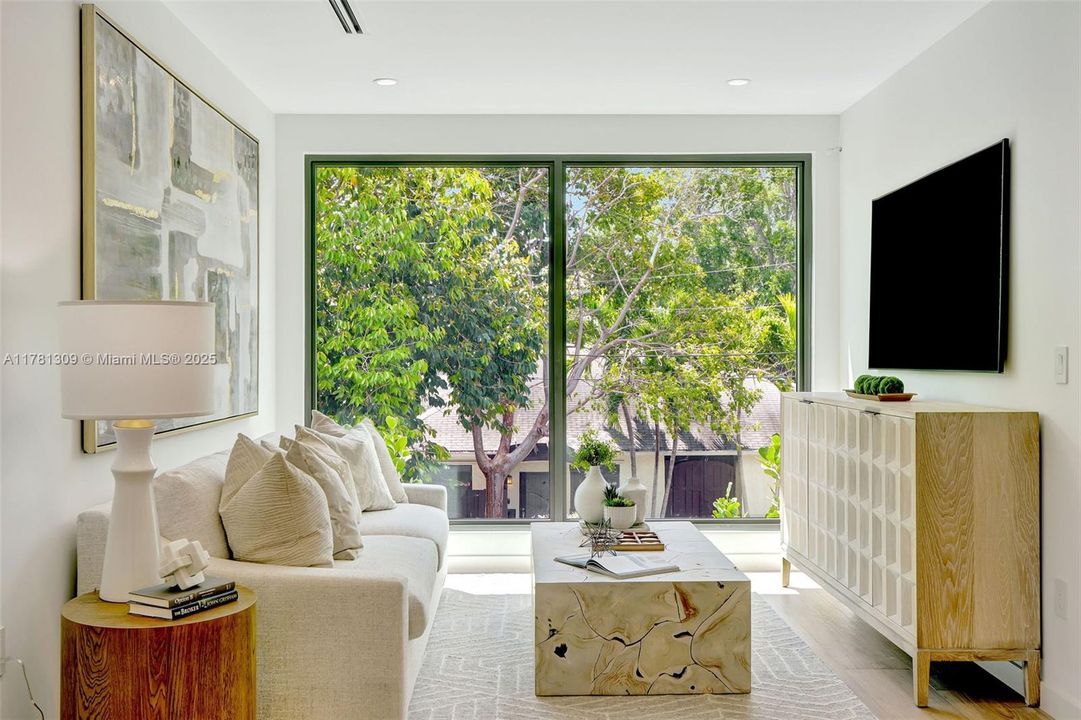 Recently Sold: $4,149,000 (5 beds, 6 baths, 4228 Square Feet)