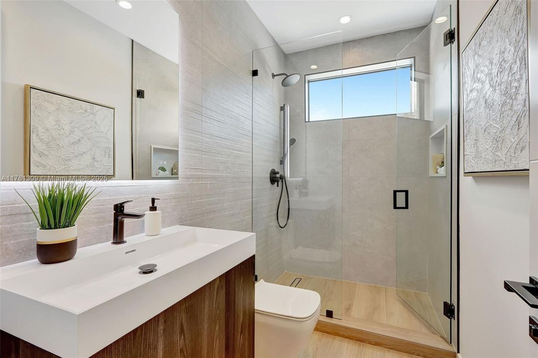 Recently Sold: $4,149,000 (5 beds, 6 baths, 4228 Square Feet)