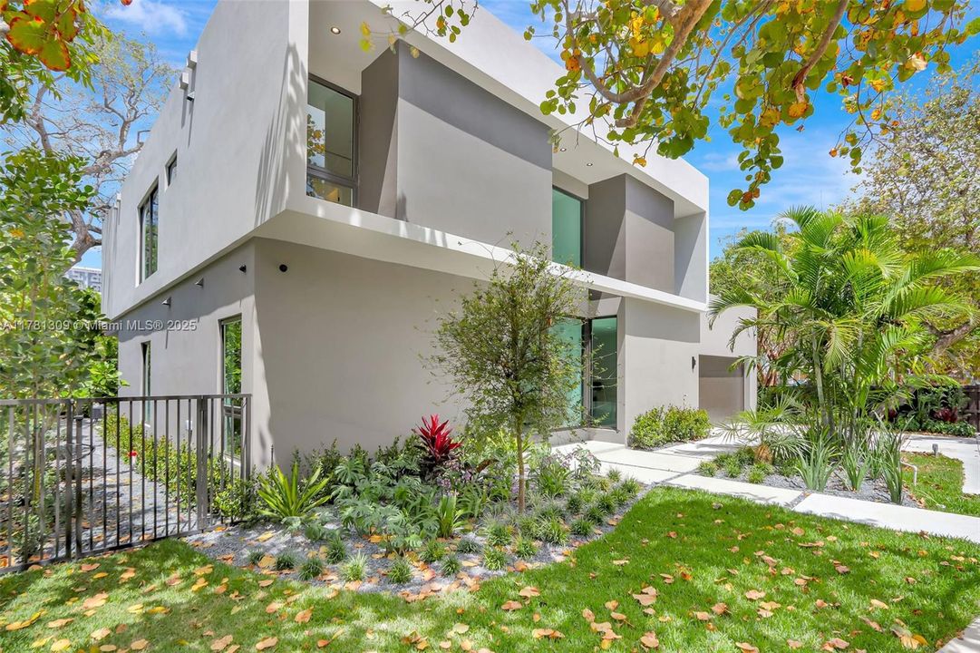 Recently Sold: $4,149,000 (5 beds, 6 baths, 4228 Square Feet)