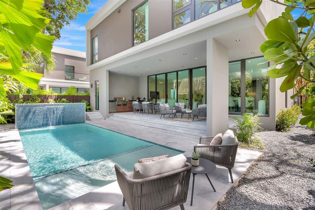 Recently Sold: $4,149,000 (5 beds, 6 baths, 4228 Square Feet)