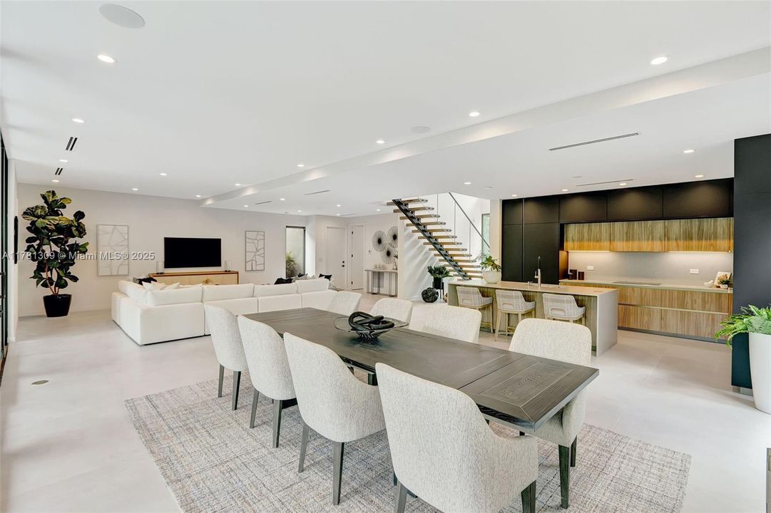 Recently Sold: $4,149,000 (5 beds, 6 baths, 4228 Square Feet)