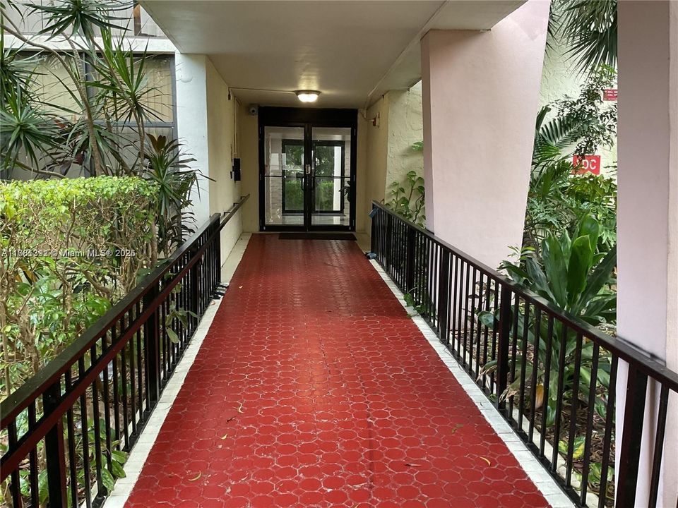 For Sale: $321,001 (2 beds, 2 baths, 894 Square Feet)
