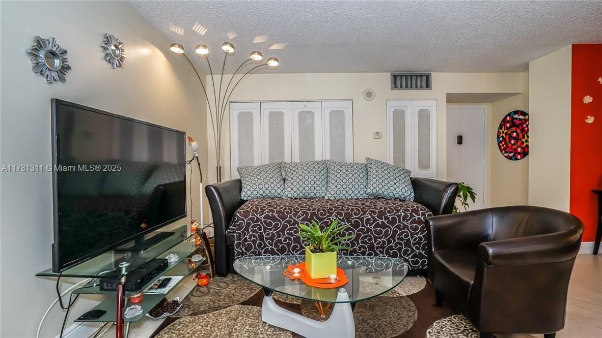 For Sale: $321,001 (2 beds, 2 baths, 894 Square Feet)