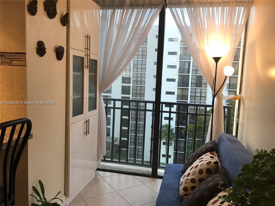 For Sale: $321,001 (2 beds, 2 baths, 894 Square Feet)