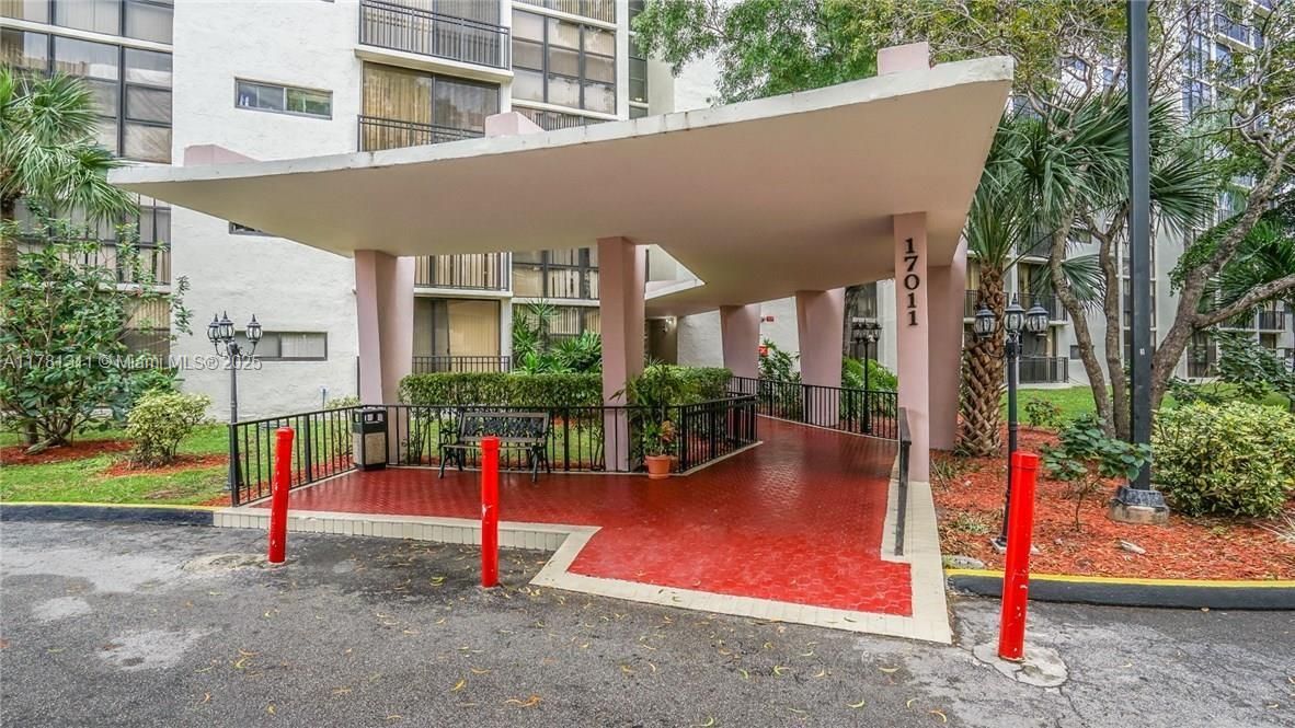 For Sale: $321,001 (2 beds, 2 baths, 894 Square Feet)