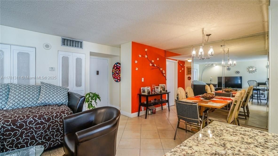 For Sale: $321,001 (2 beds, 2 baths, 894 Square Feet)