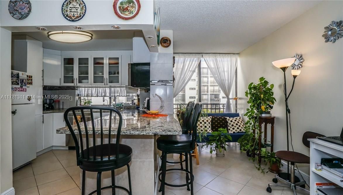 For Sale: $321,001 (2 beds, 2 baths, 894 Square Feet)
